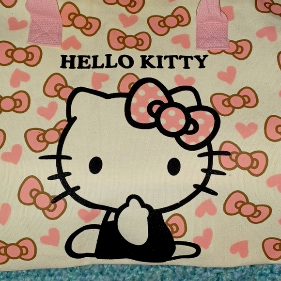 Bows and Hearts 💕 Hello Kitty Shoulder Tote - Picture 2 of 11